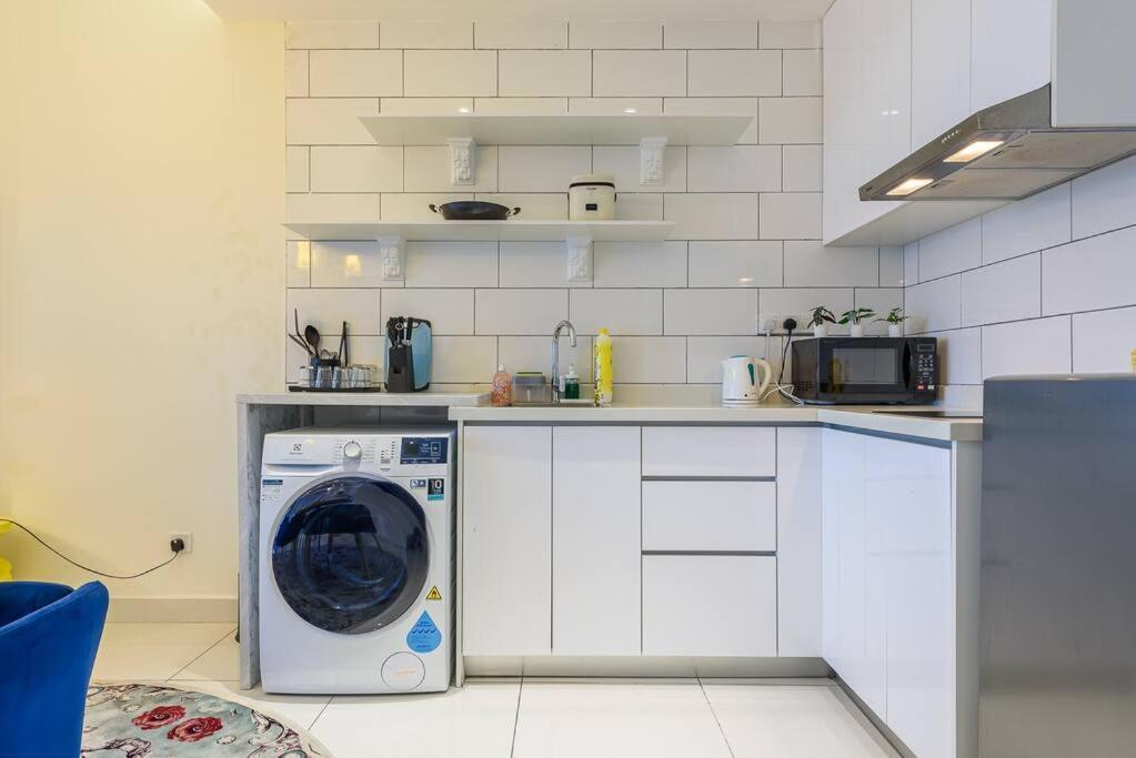 Apartment Arte Mont Kiara-netflix-balcony-6pax