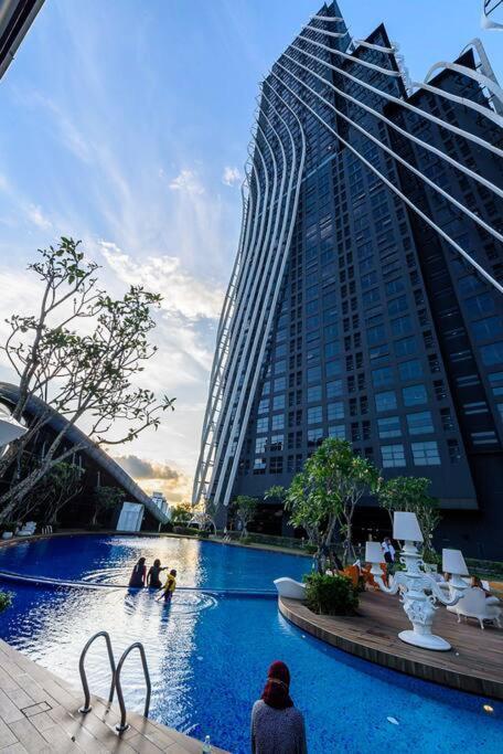 Pangsapuri Arte Mont Kiara-netflix-balcony-6pax Kuala Lumpur
