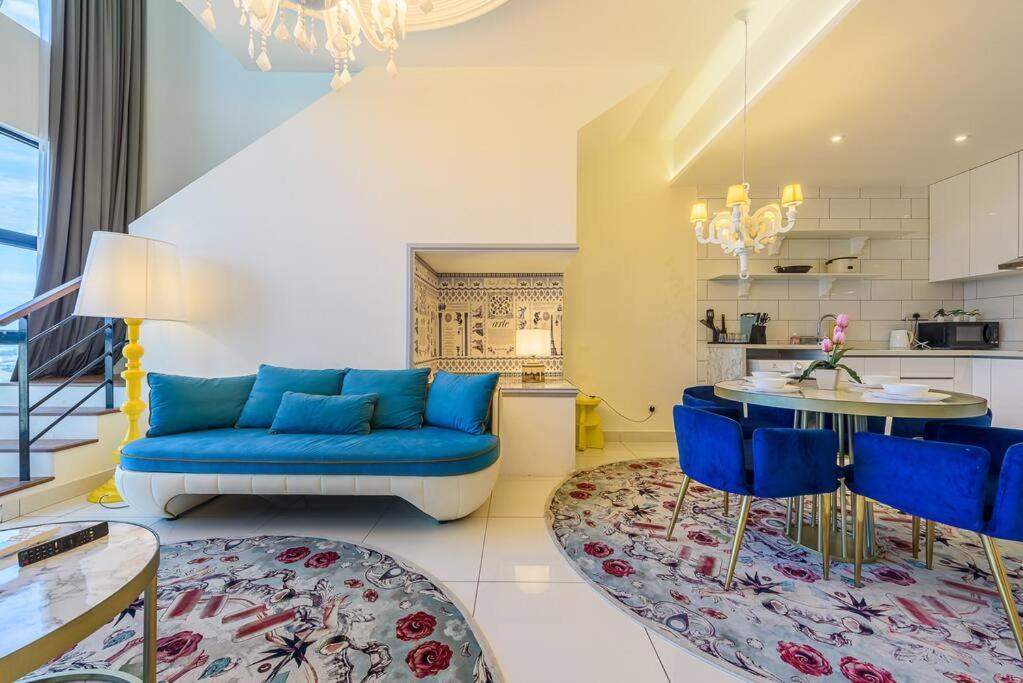 Arte Mont Kiara-netflix-balcony-6pax