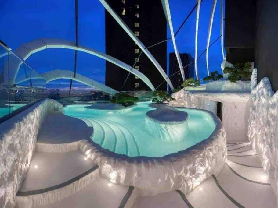 Pangsapuri Arte Mont Kiara-netflix-balcony-6pax *
