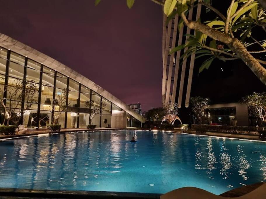 Arte Mont Kiara-netflix-balcony-6pax *