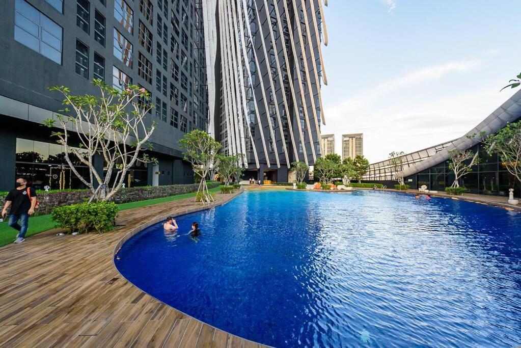 Arte Mont Kiara-netflix-balcony-6pax Pangsapuri Kuala Lumpur