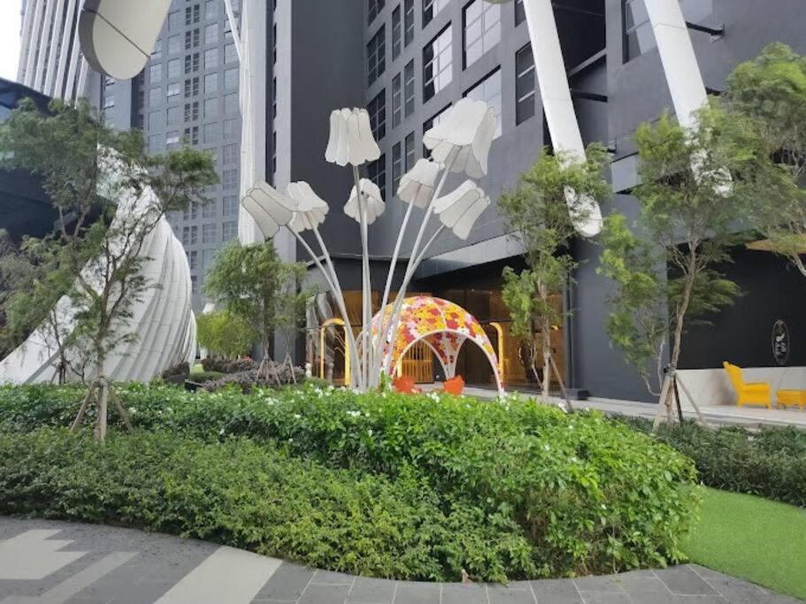 Arte Mont Kiara-netflix-balcony-6pax *