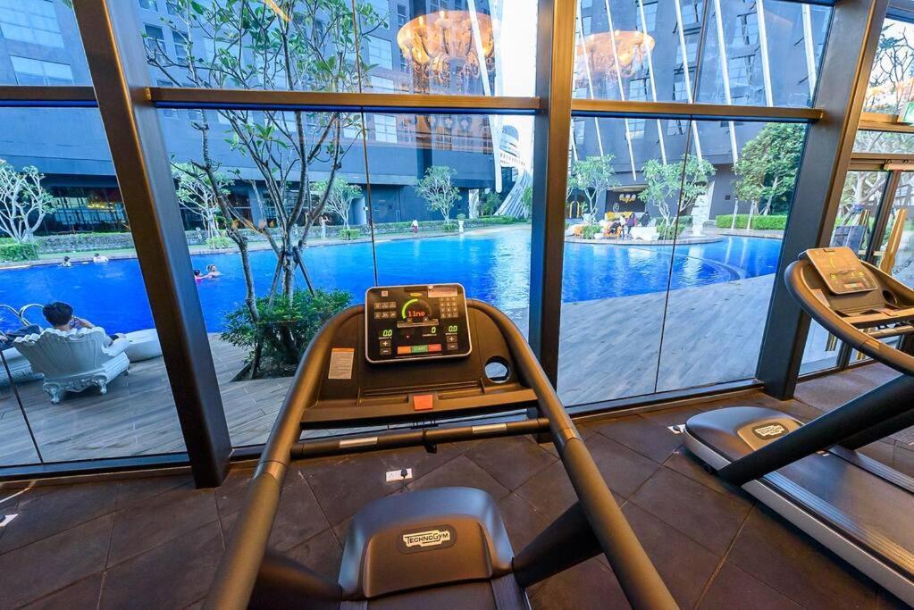 Arte Mont Kiara-netflix-balcony-6pax Pangsapuri Kuala Lumpur