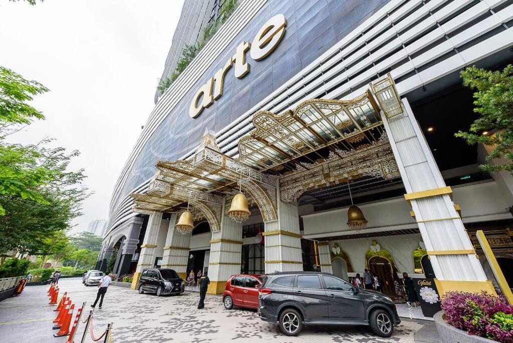Arte Mont Kiara-netflix-balcony-6pax * Kuala Lumpur