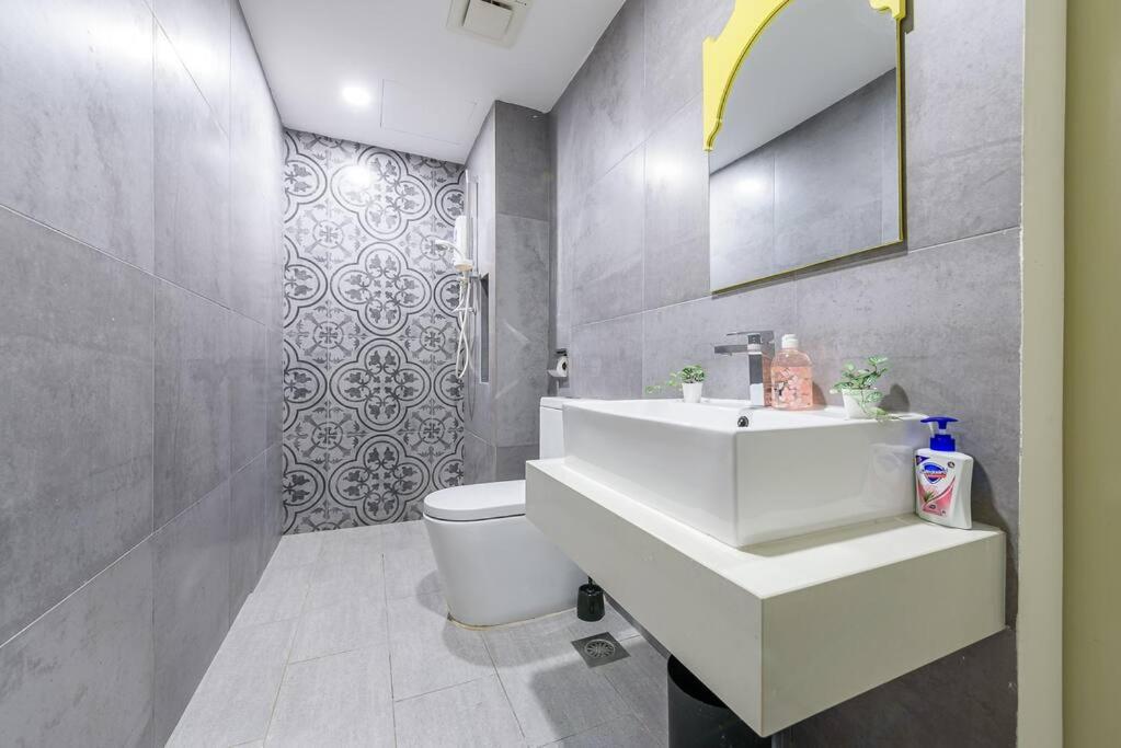 Pangsapuri Arte Mont Kiara-netflix-balcony-6pax *