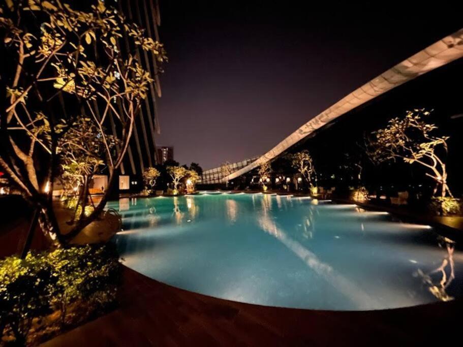 Arte Mont Kiara-netflix-balcony-6pax