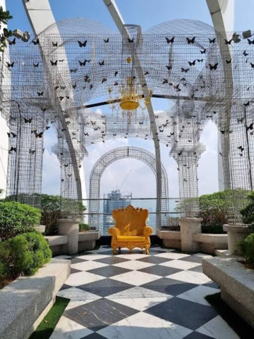 Arte Mont Kiara-netflix-balcony-6pax Pangsapuri